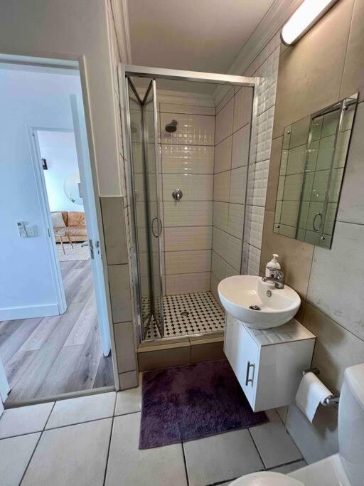 Modern, Trendy And Comfortable 2 Bedroom Apartment In Кейптаун Екстериор снимка
