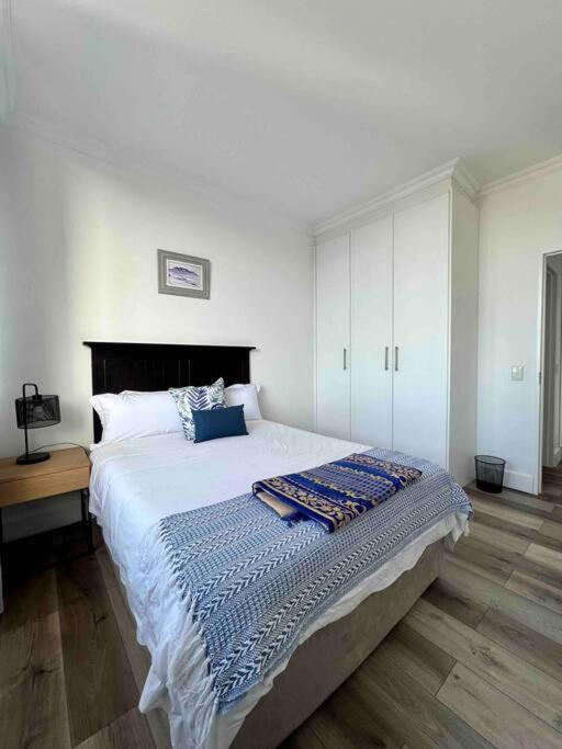 Modern, Trendy And Comfortable 2 Bedroom Apartment In Кейптаун Екстериор снимка