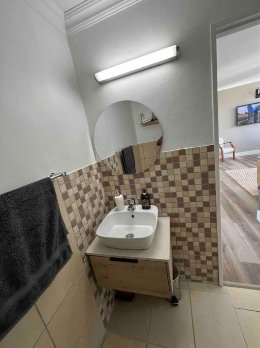 Modern, Trendy And Comfortable 2 Bedroom Apartment In Кейптаун Екстериор снимка