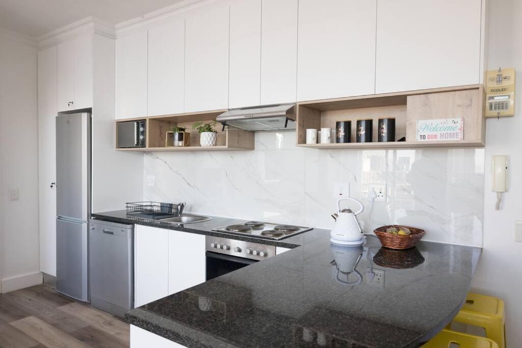Modern, Trendy And Comfortable 2 Bedroom Apartment In Кейптаун Екстериор снимка