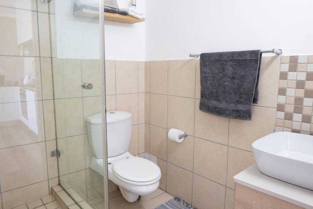 Modern, Trendy And Comfortable 2 Bedroom Apartment In Кейптаун Екстериор снимка