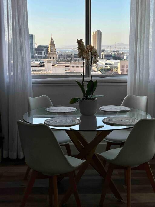 Modern, Trendy And Comfortable 2 Bedroom Apartment In Кейптаун Екстериор снимка