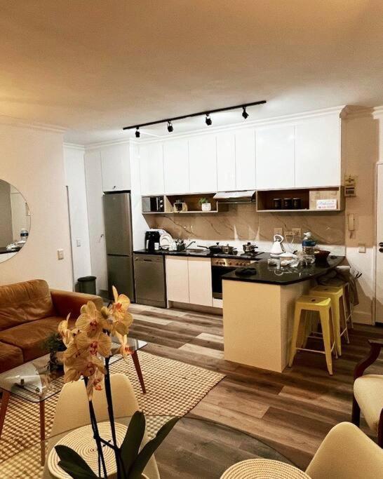 Modern, Trendy And Comfortable 2 Bedroom Apartment In Кейптаун Екстериор снимка