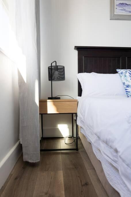 Modern, Trendy And Comfortable 2 Bedroom Apartment In Кейптаун Екстериор снимка