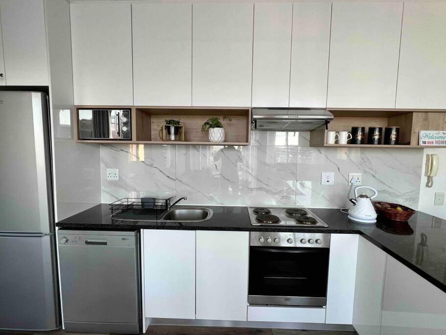Modern, Trendy And Comfortable 2 Bedroom Apartment In Кейптаун Екстериор снимка