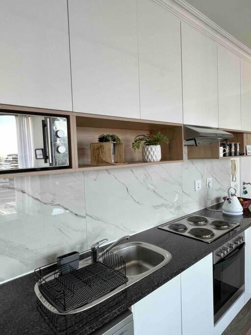 Modern, Trendy And Comfortable 2 Bedroom Apartment In Кейптаун Екстериор снимка