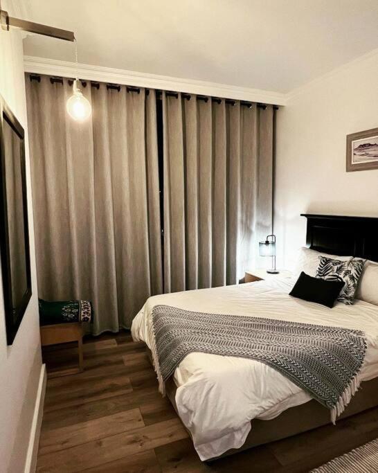 Modern, Trendy And Comfortable 2 Bedroom Apartment In Кейптаун Екстериор снимка