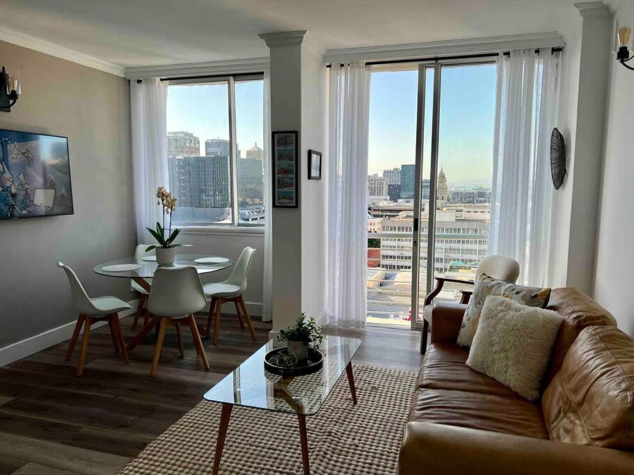 Modern, Trendy And Comfortable 2 Bedroom Apartment In Кейптаун Екстериор снимка