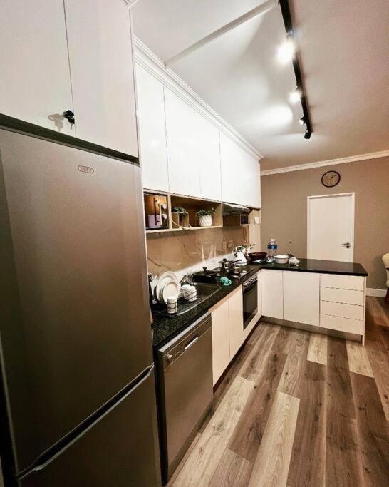 Modern, Trendy And Comfortable 2 Bedroom Apartment In Кейптаун Екстериор снимка
