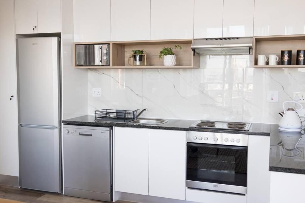 Modern, Trendy And Comfortable 2 Bedroom Apartment In Кейптаун Екстериор снимка