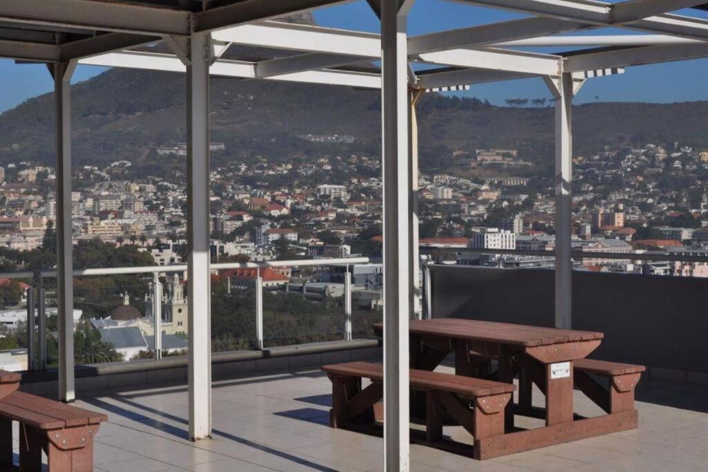 Modern, Trendy And Comfortable 2 Bedroom Apartment In Кейптаун Екстериор снимка